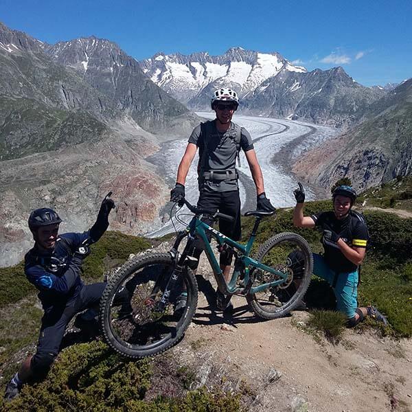 Bastien et ses acolytes au glacier d'Aletsch lors d'une sortie VTT
