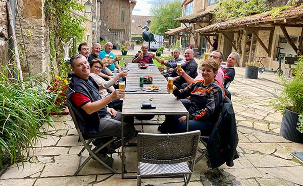 Apéro au restaurant bistronomique à Cluny lors de la sortie Beaujolais-Bourgogne