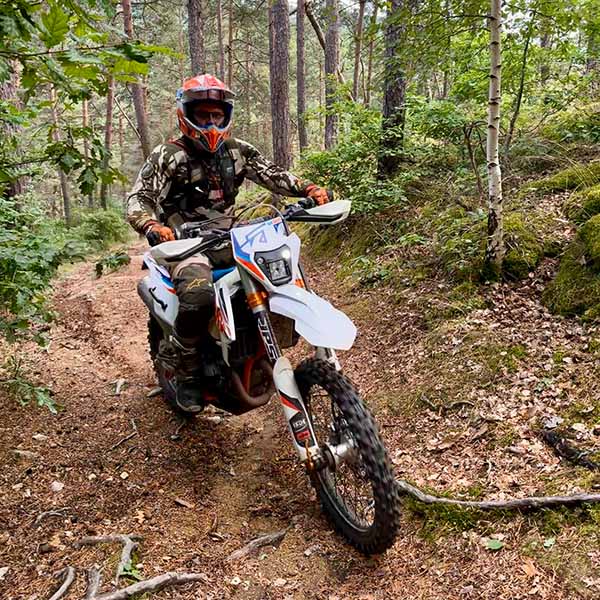 Pilote d'enduro en action lors de la randonnée en Haute-Loire & Nord de l'Ardèche