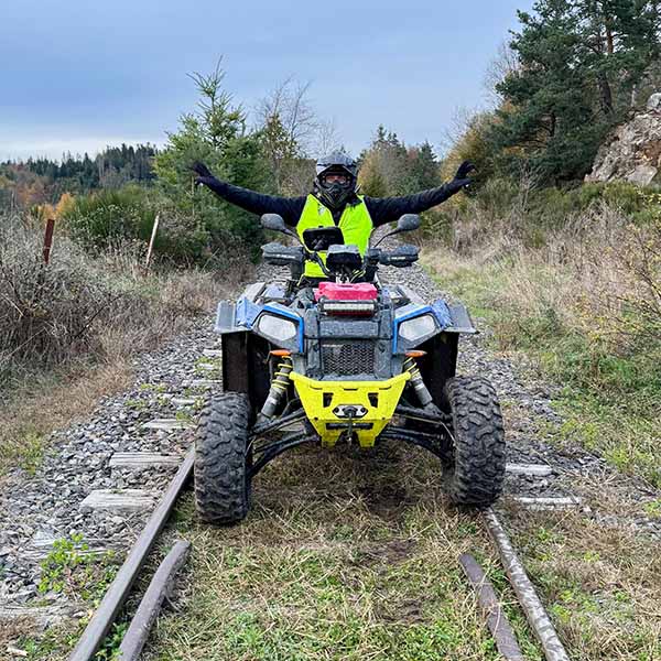Quad sur une ancienne voie de chemin de fer lors de la randonnée Haute-Loire & Nord Ardèche