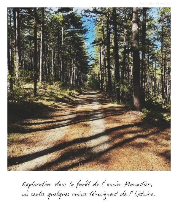 Exploration tout-terrain dans la forêt d'un ancien Monastier en Ardèche
