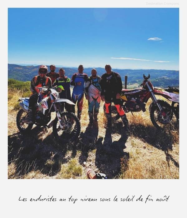 Pilotes d'enduro sous ce beau soleil en Haute-Loire