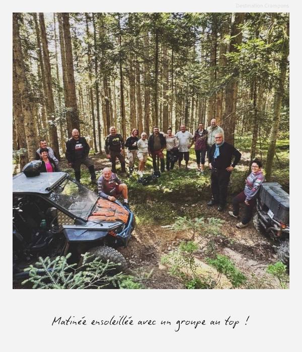 Pause dans la forêt en Haute-Loire lors de la randonnée quad avec un groupe