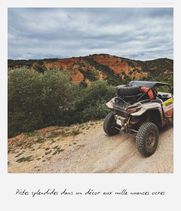 Polaroid SSV en Grèce avec montagnes rouges en fond : "Pistes splendides dans un décor aux mile nuances ocres"