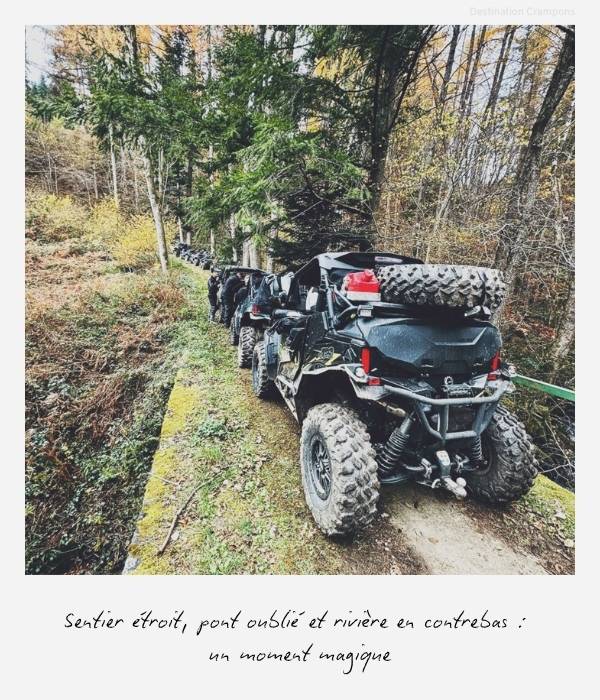 Passage étroit en quad sur un pont oublié au dessus d'une rivière