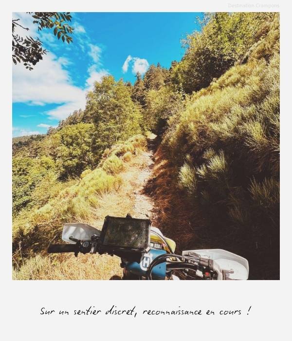Sur un sentier discret, reconnaissance enduro en cours en Haute-Loire & Ardèche du Nord !