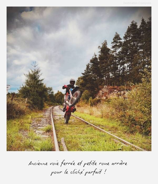 Petite roue arrière en enduro sur cette ancienne voie ferrée