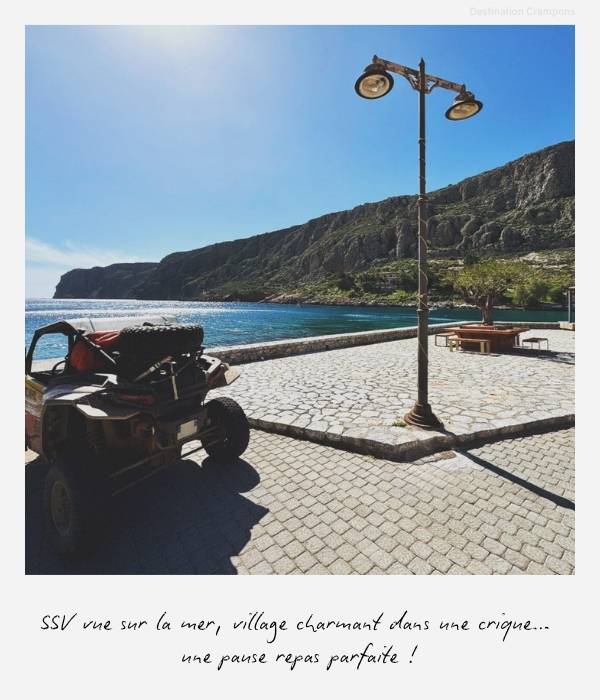 Polaroid aventure tout-terrain dans le Péloponnèse : "SSV vue sur la mer, village charmant dans une crique...une pause repas parfaite !"