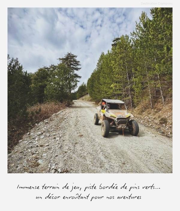 Polaroid séjour tout-terrain Péloponnèse : "Immense terrain de jeu, piste bordée de pins verts... un décor envoûtant pour nos aventures"