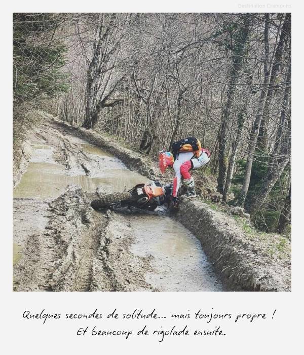 Polaroid pilote qui ramasse sa moto dans la flaque de boue: "Quelques secondes de solitude... mais toujours propre ! Et beaucoup de rigolage ensuite."