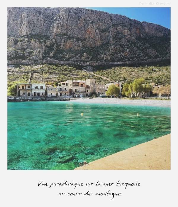 Polaroid vacances en Grèce : "Vue paradisiaque sur la mer turquoise au coeur des montagnes"