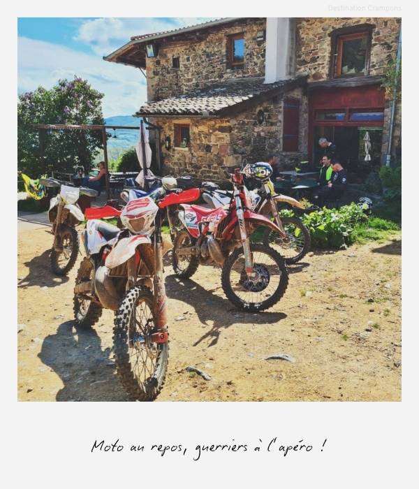Polaroid moto enduro devant le gîte : "Moto au repos, guerriers à l'apéro !"