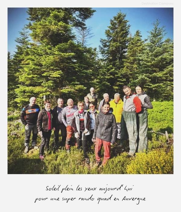 Polaroid photo de groupe : "Soleil plein les yeux aujourd'hui pour une super rando quad en Auvergne"