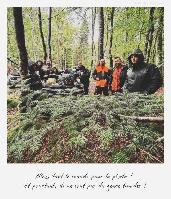 Polaroid photo groupe en Auvergne "Allez, tout le monde pour la photo ! Et pourtant, ils ne sont pas du genre timides !"