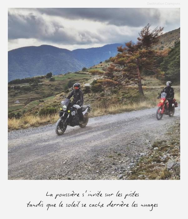 Polaroid séjour Franco-Italien dans la vallée de la Roya : "La poussière s'invite sur les pistes tandis que le soleil se cache derrière les nuages"
