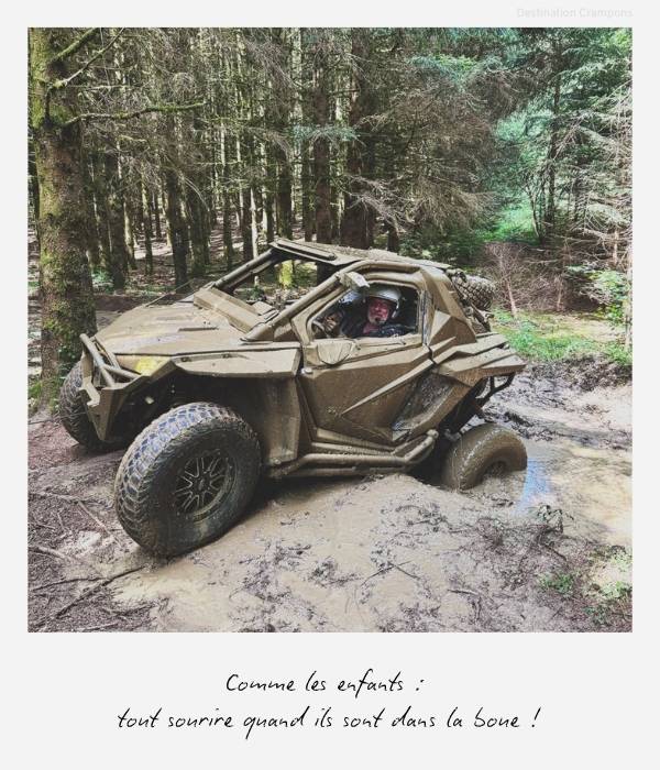 Polaroid aventure Bugey, SSV rempli de boue : "Comme les enfants : tout soourire quand ils sont dans la boue !"