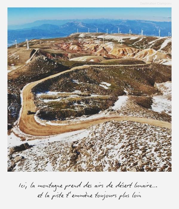 Polaroid vacances en Grèce : "Ici, la montagne prend des airs de désert lunaire... et la piste t'emmène toujours plus loin"