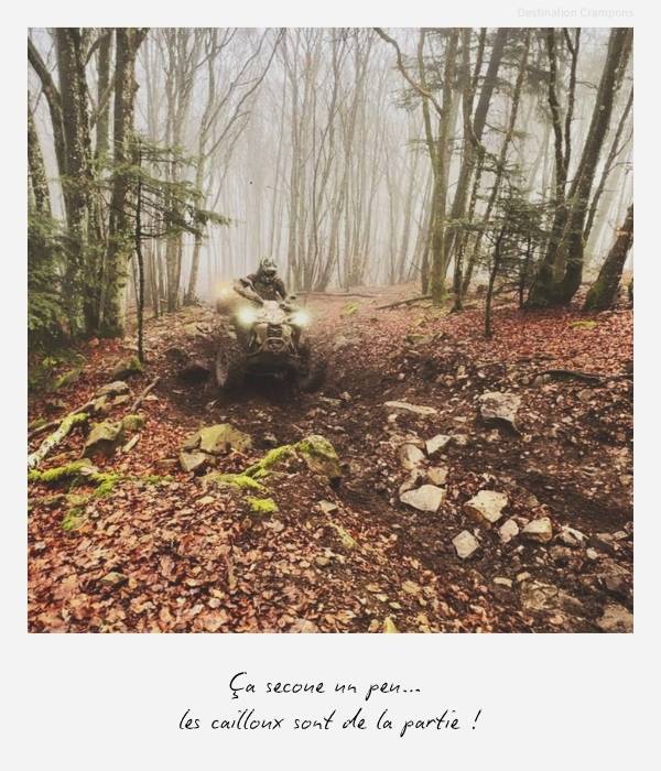 Polaroid montée technique et caillouteuse en quad : "Ça secoue un peu... les cailloux sont de la partie !"