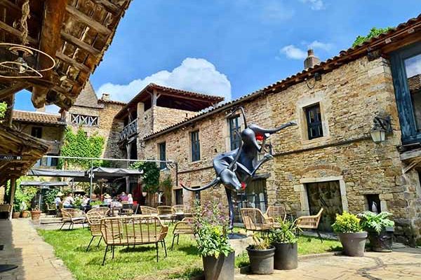 Vue sur ce restaurant bistronomique en pierre de taille