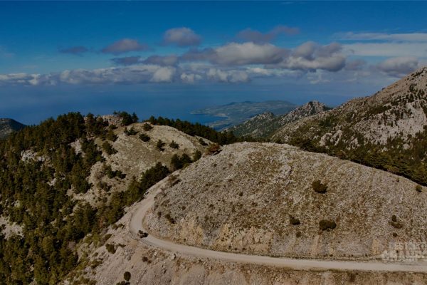 Vue entre mer et montagne lors du voyage dans le Péloponnèse