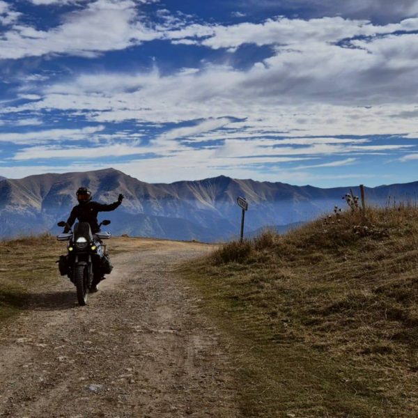 Pilote trail devant un panorama de montagnes sur le voyage en Italie