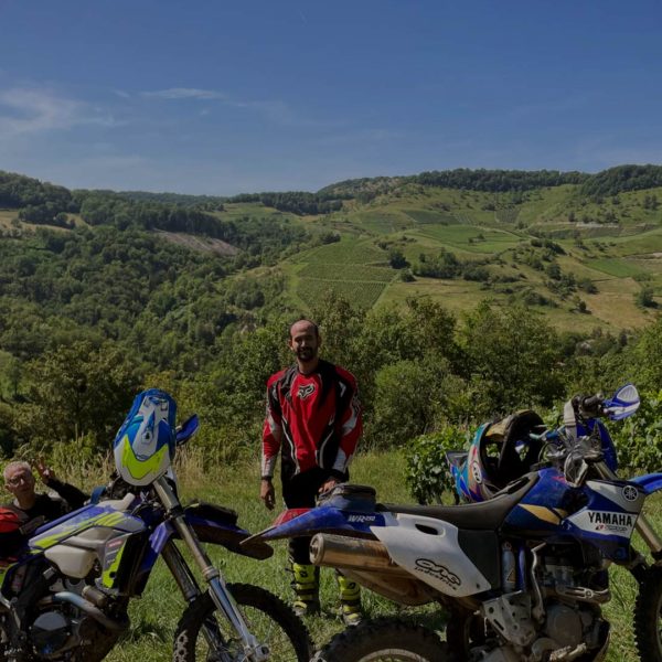 Randonnée avec un groupe d'enduriste dans le Bugey avec la vue sur les vignobles de Cerdon