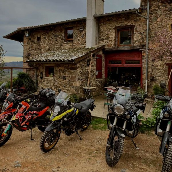 Moto-trail alignées devant le Gîte "L'étape Cavalière" dans le Beaujolais